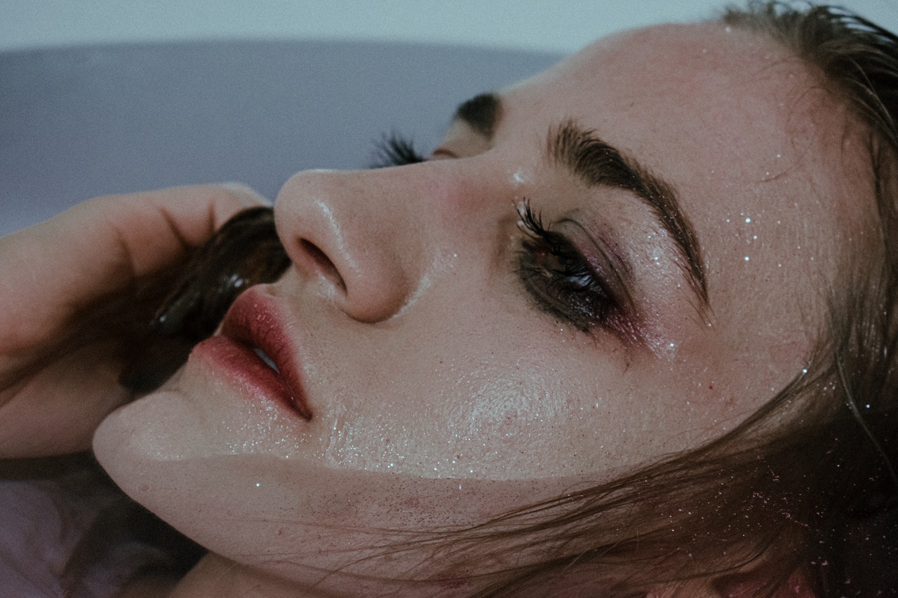 грустная девушка