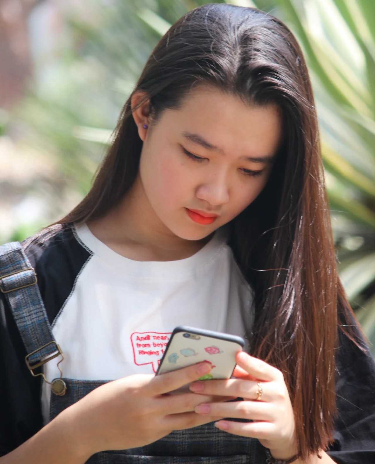 девушка с телефоном