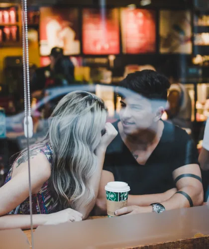 пара на свидании в кафе