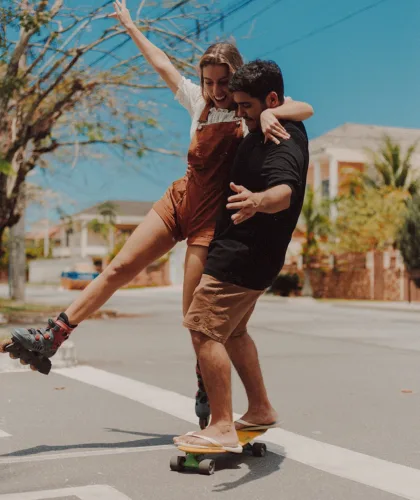 пара катается на улице