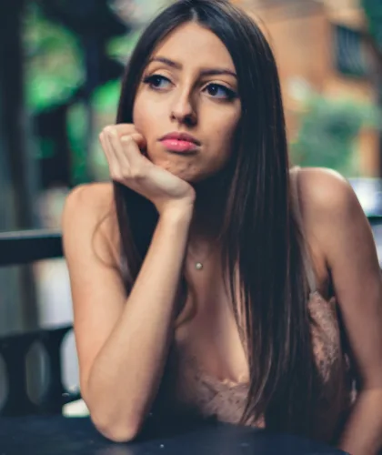 задумчивая девушка