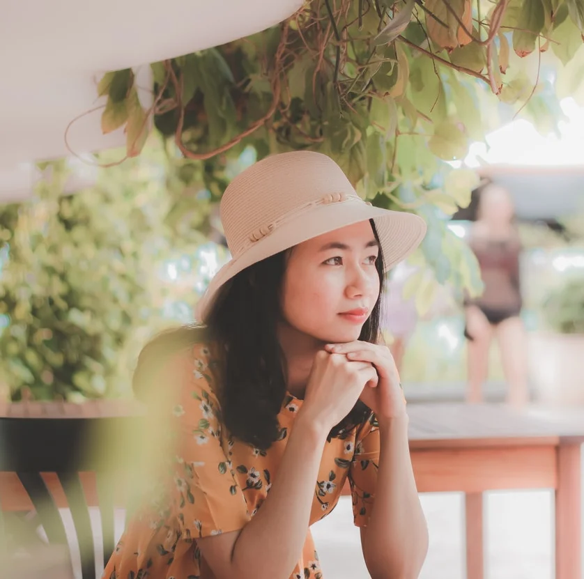 задумчивая девушка