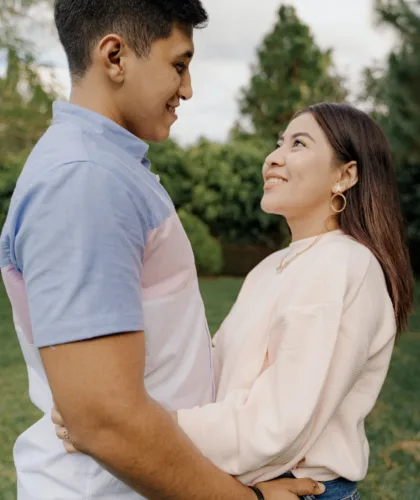 пара обнимается