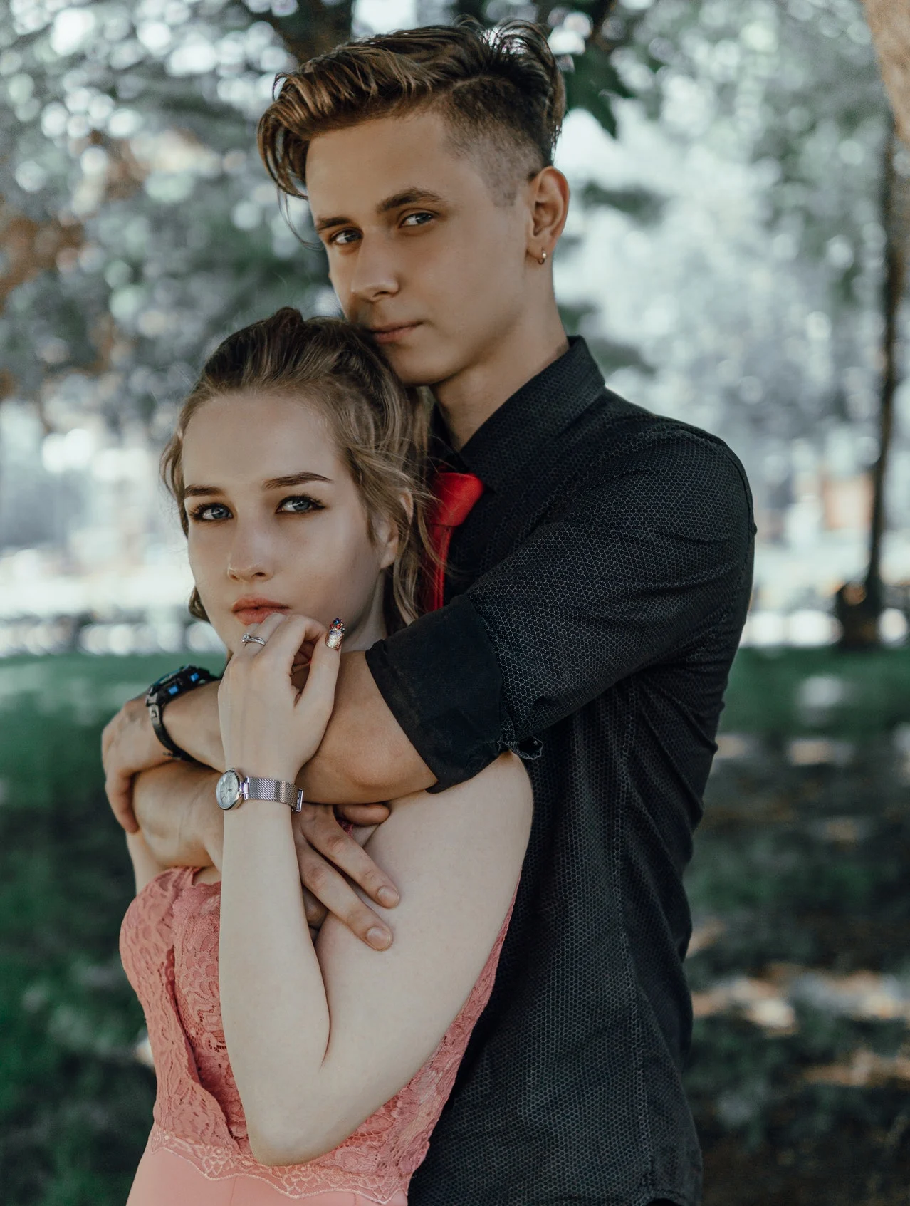 парень обнимает девушку