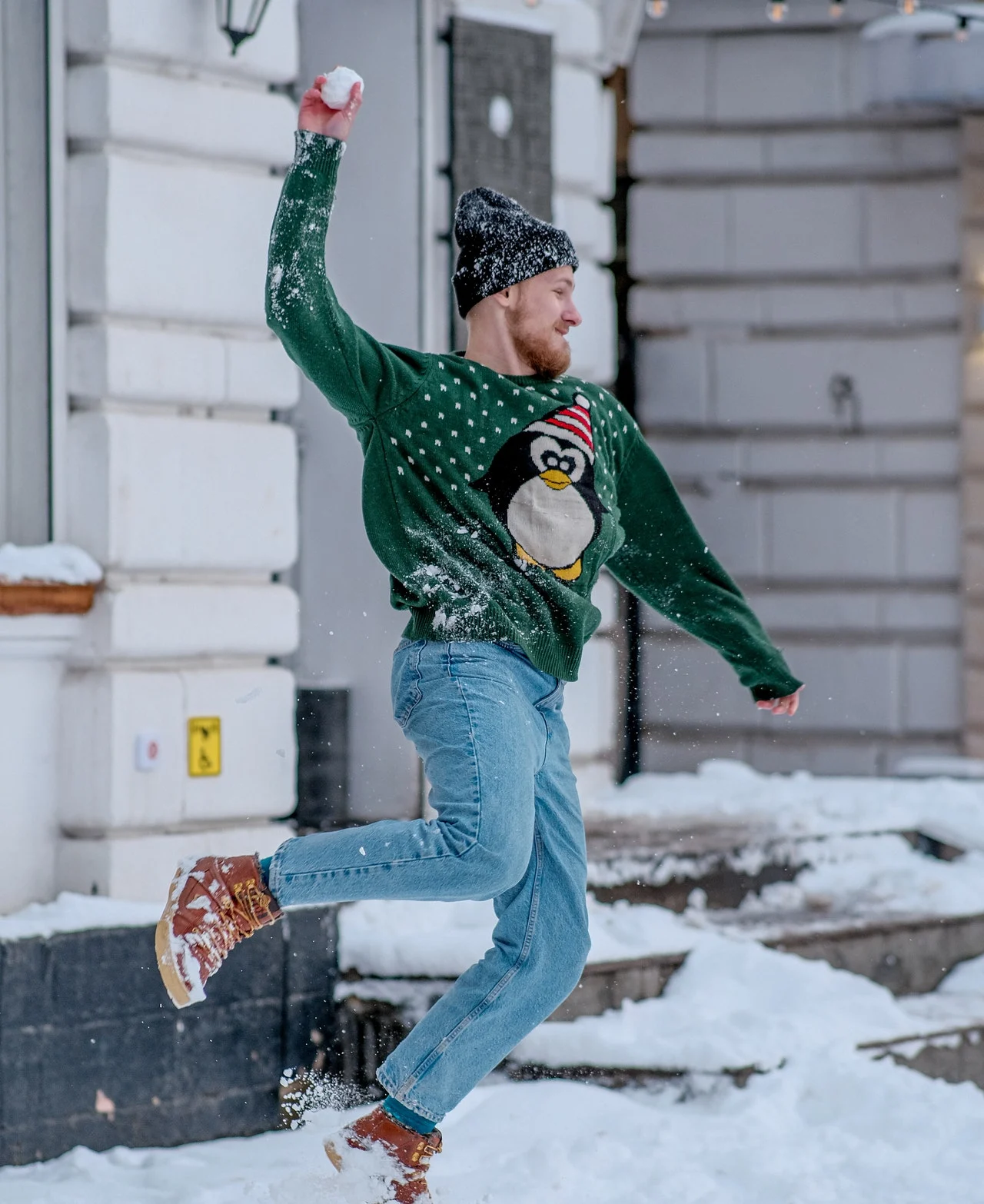 парень играет в снежки