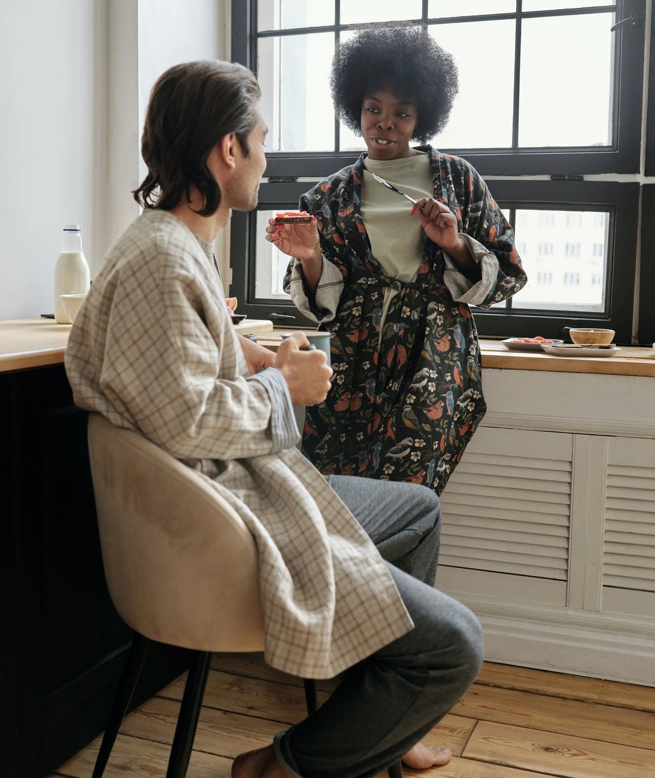 пара общается