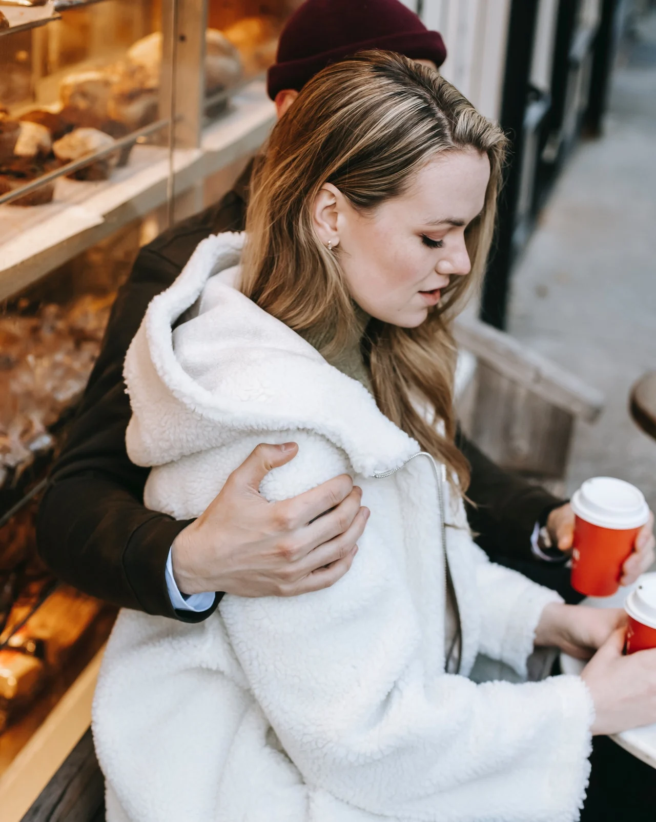 грустная девушка и парень