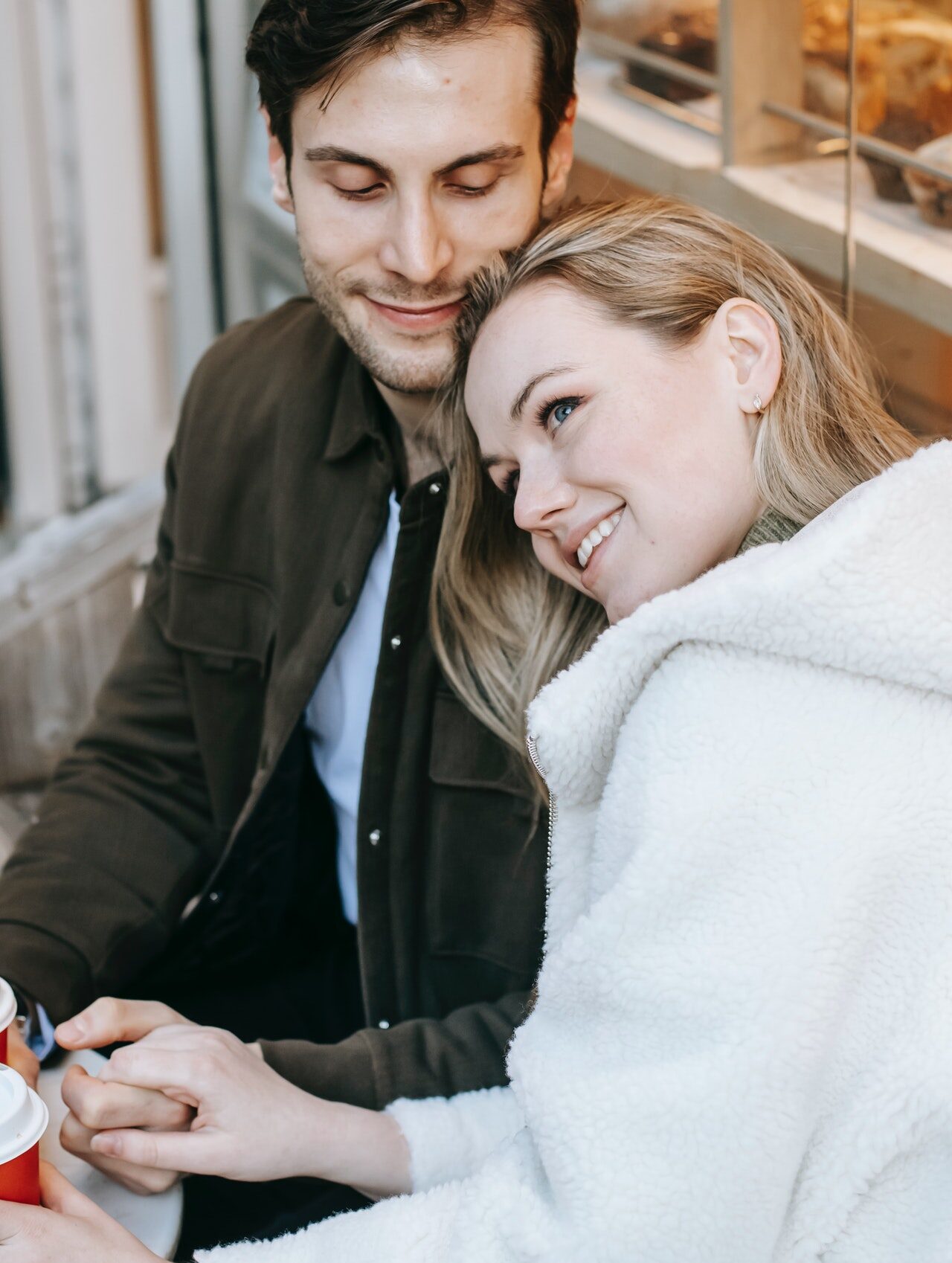 пара держится за руки