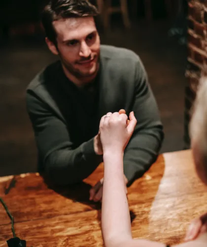 пара держится за руки