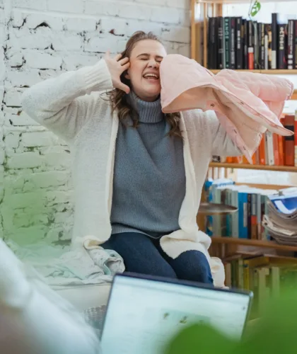 девушка злится