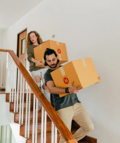 пара с коробками