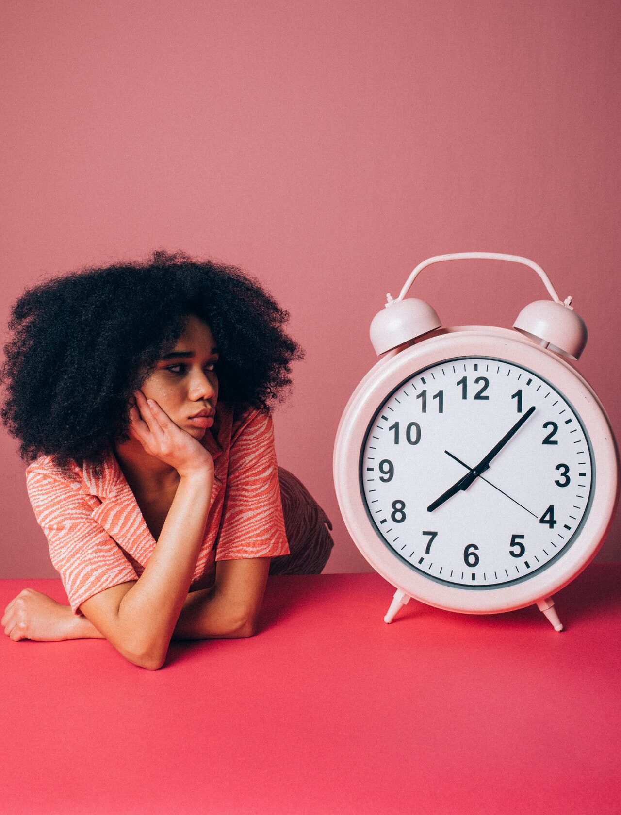 девушка с будильником