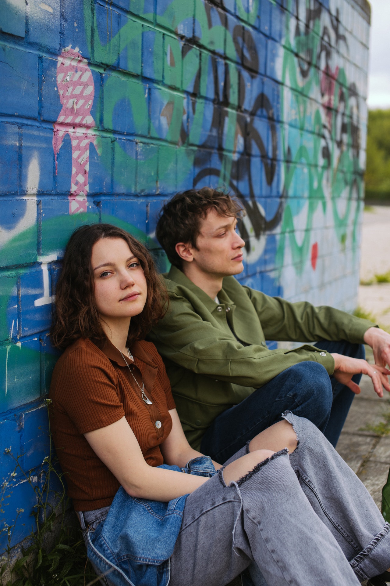 пара сидит у стены