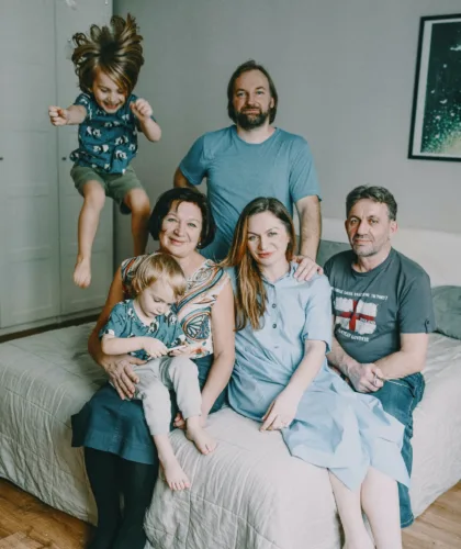 семья на кровати