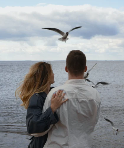 пара у моря