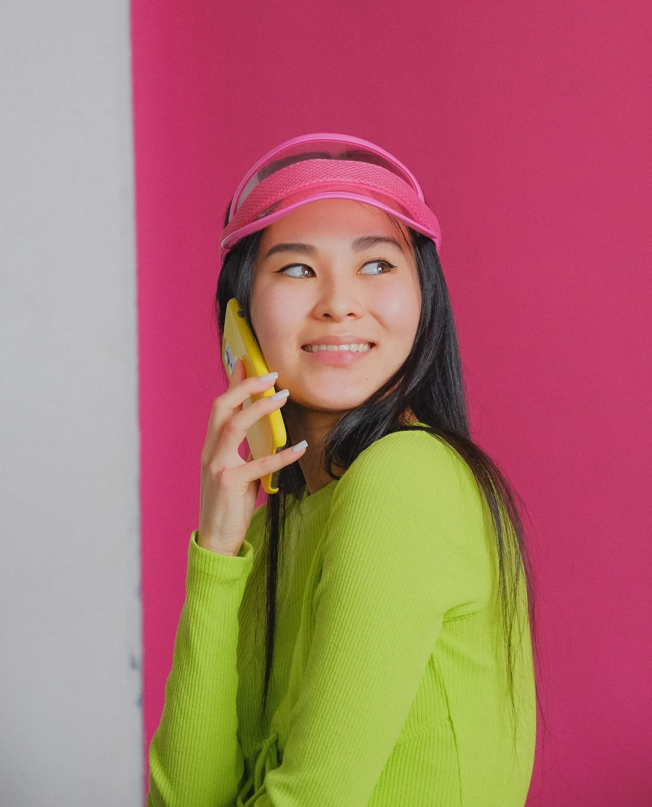 девушка с телефоном