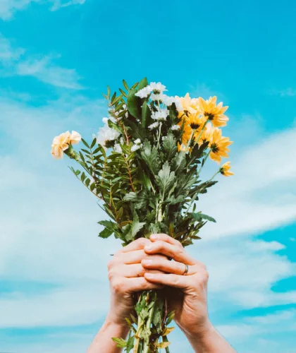 цветы в руках