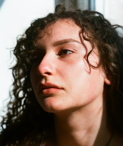 девушка плачет