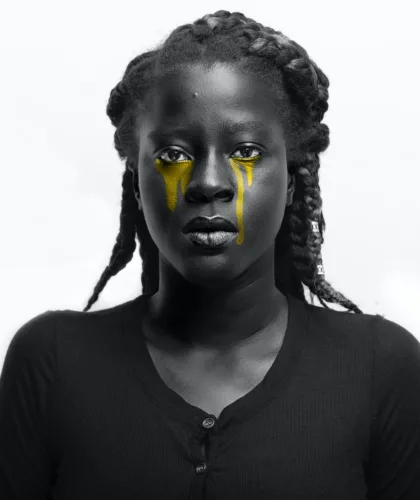 девушка плачет