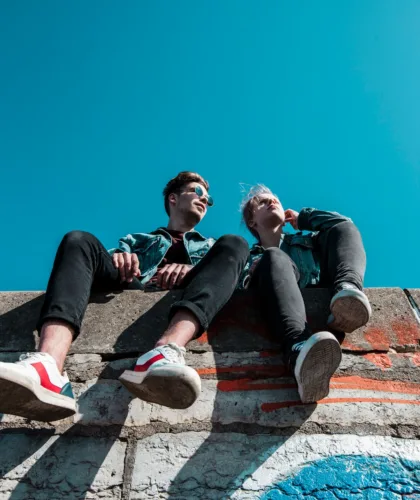 девушка и парень на крыше