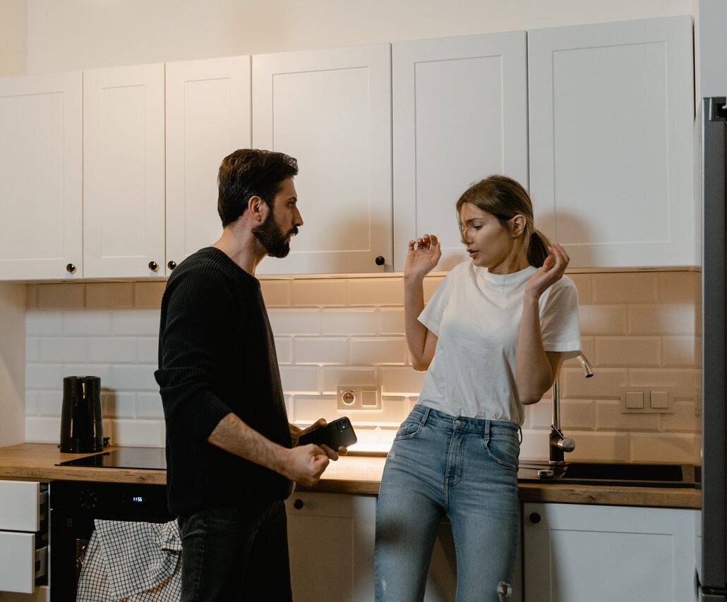 пара ссорится