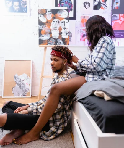 девушка и парень в спальне