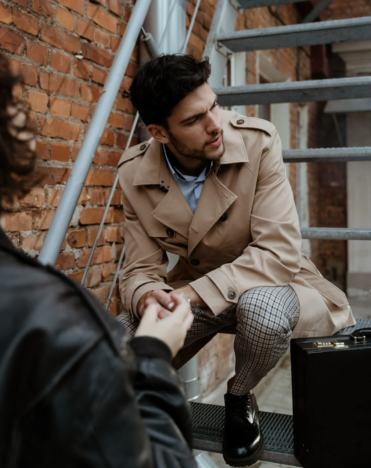 парень на ступеньках и девушка