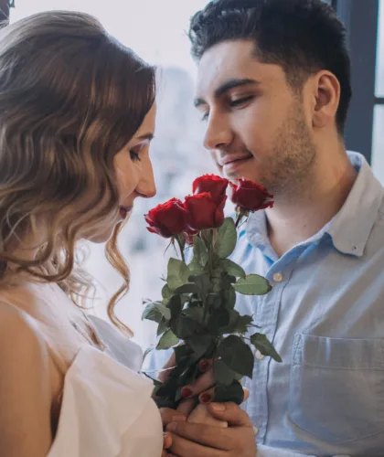 романтичная пара с цветами
