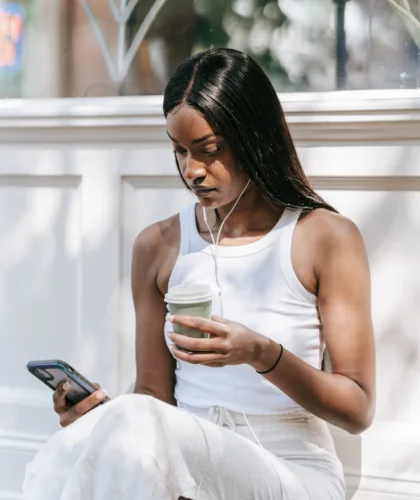 девушка с телефоном