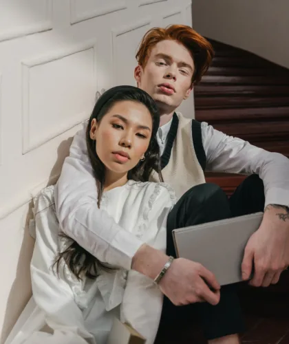 парень обнимает девушку сзади