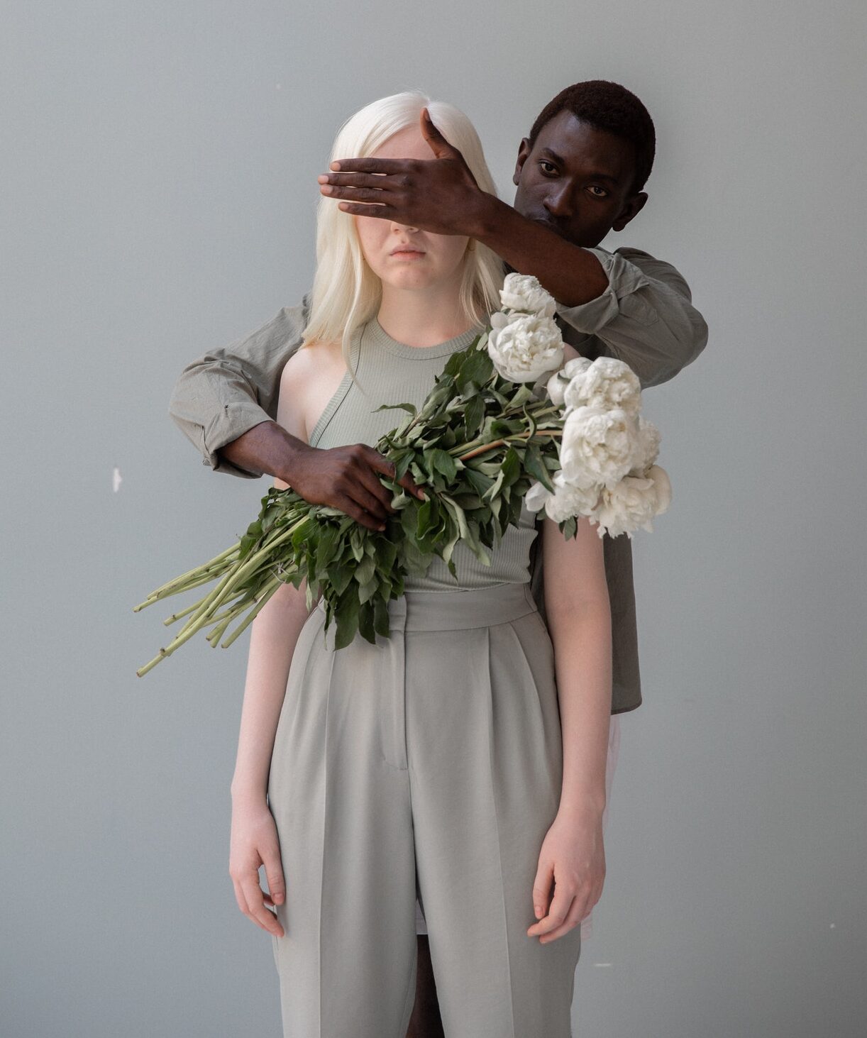 парень закрывает девушке глаза