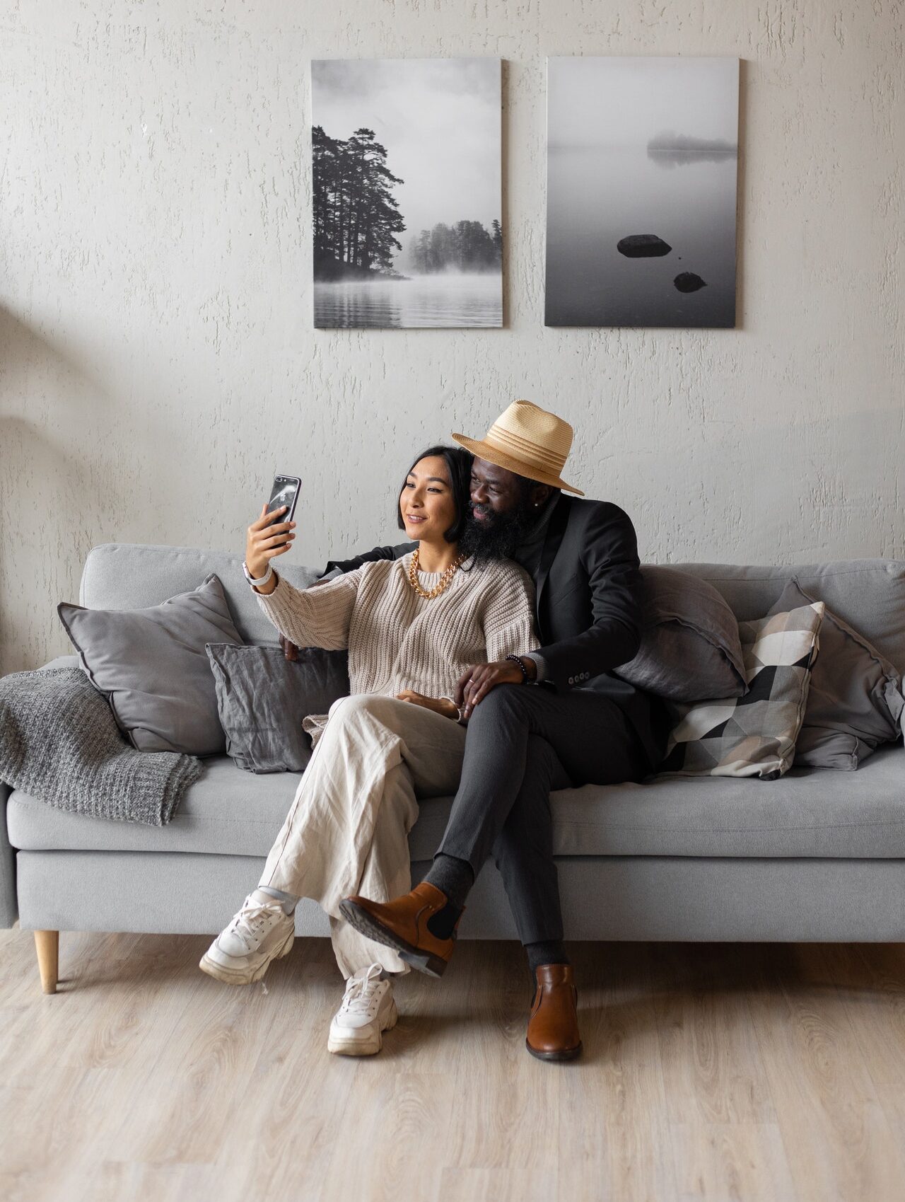 пара делает селфи