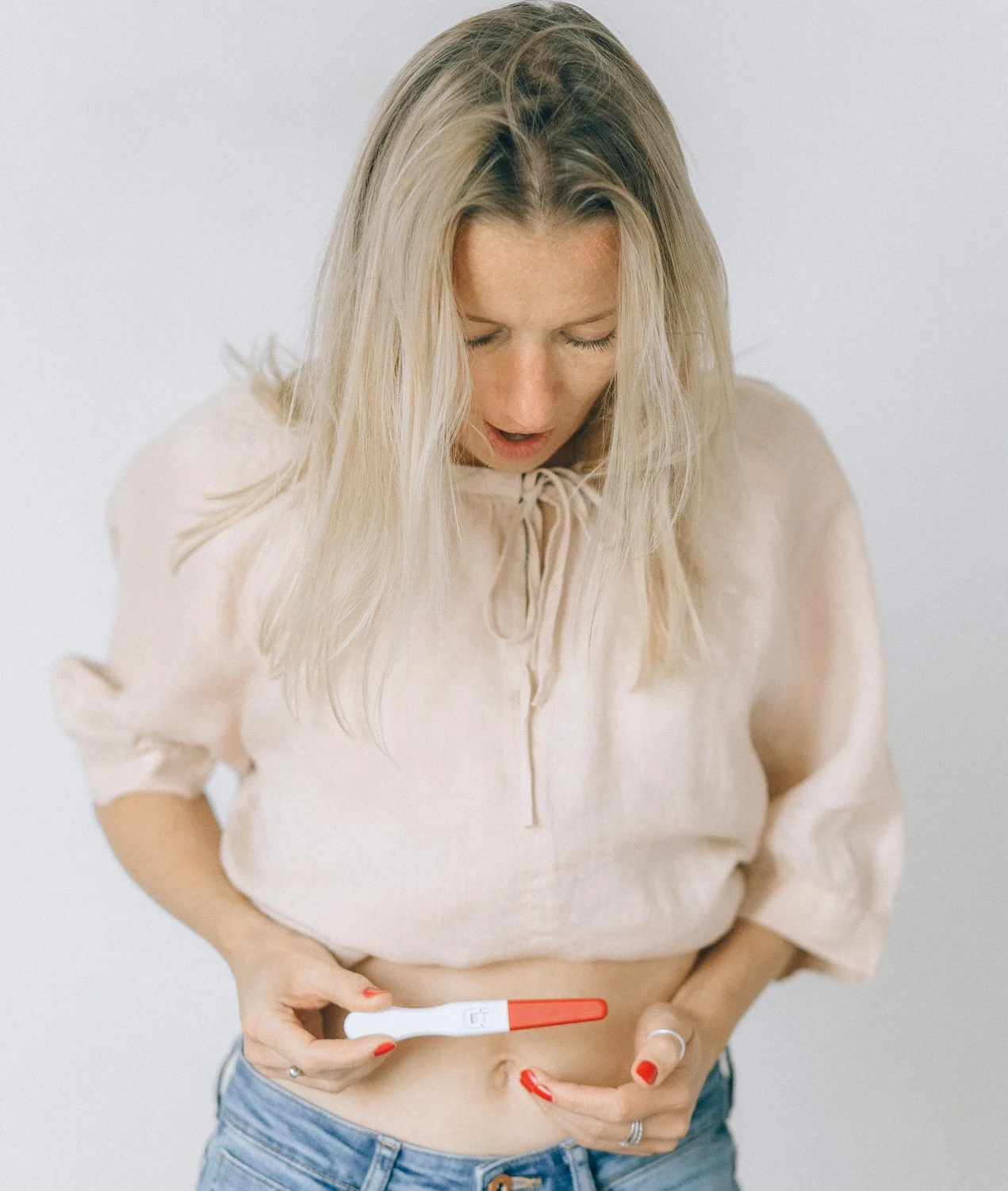 девушка с тестом на беременность