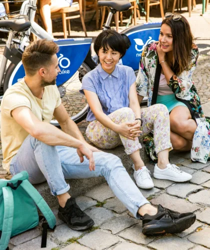 две девушки и парень