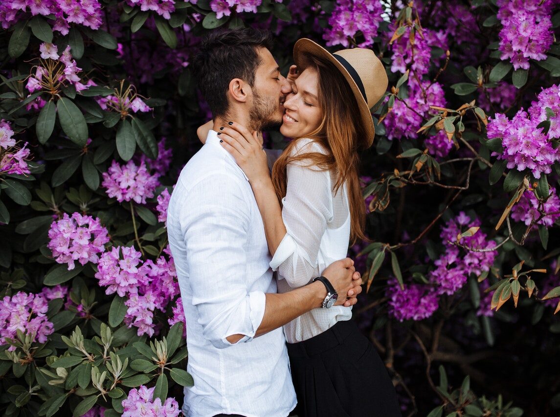 пара обнимается