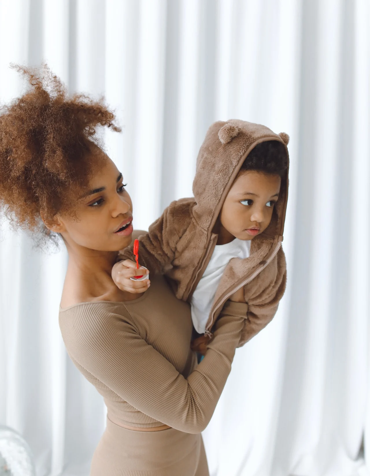 удивленная мама с ребенком