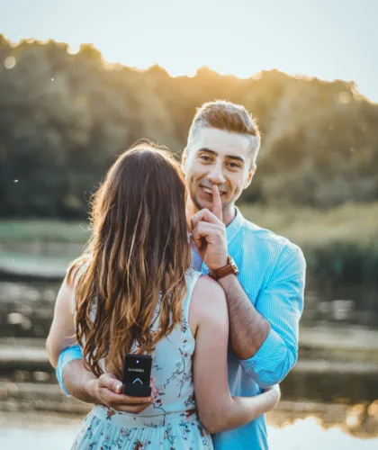 парень собирается делать предложение