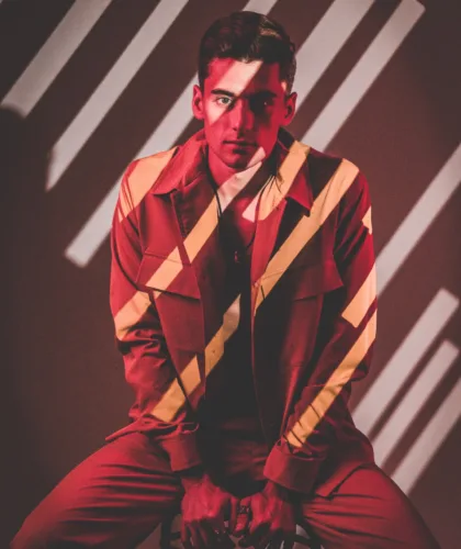 парень на стуле