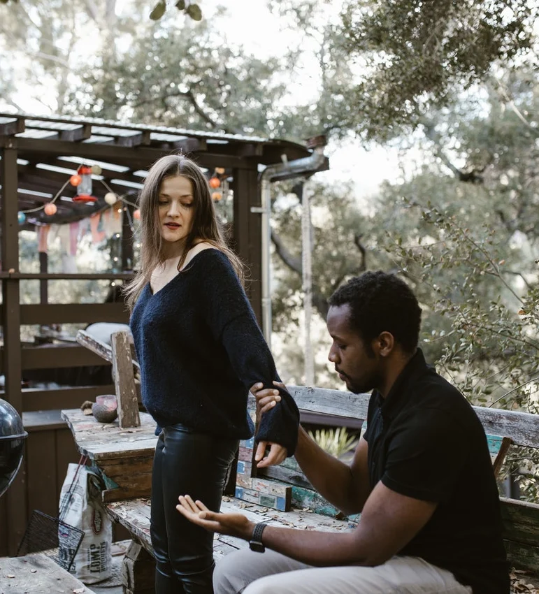 парень держит девушку за руку