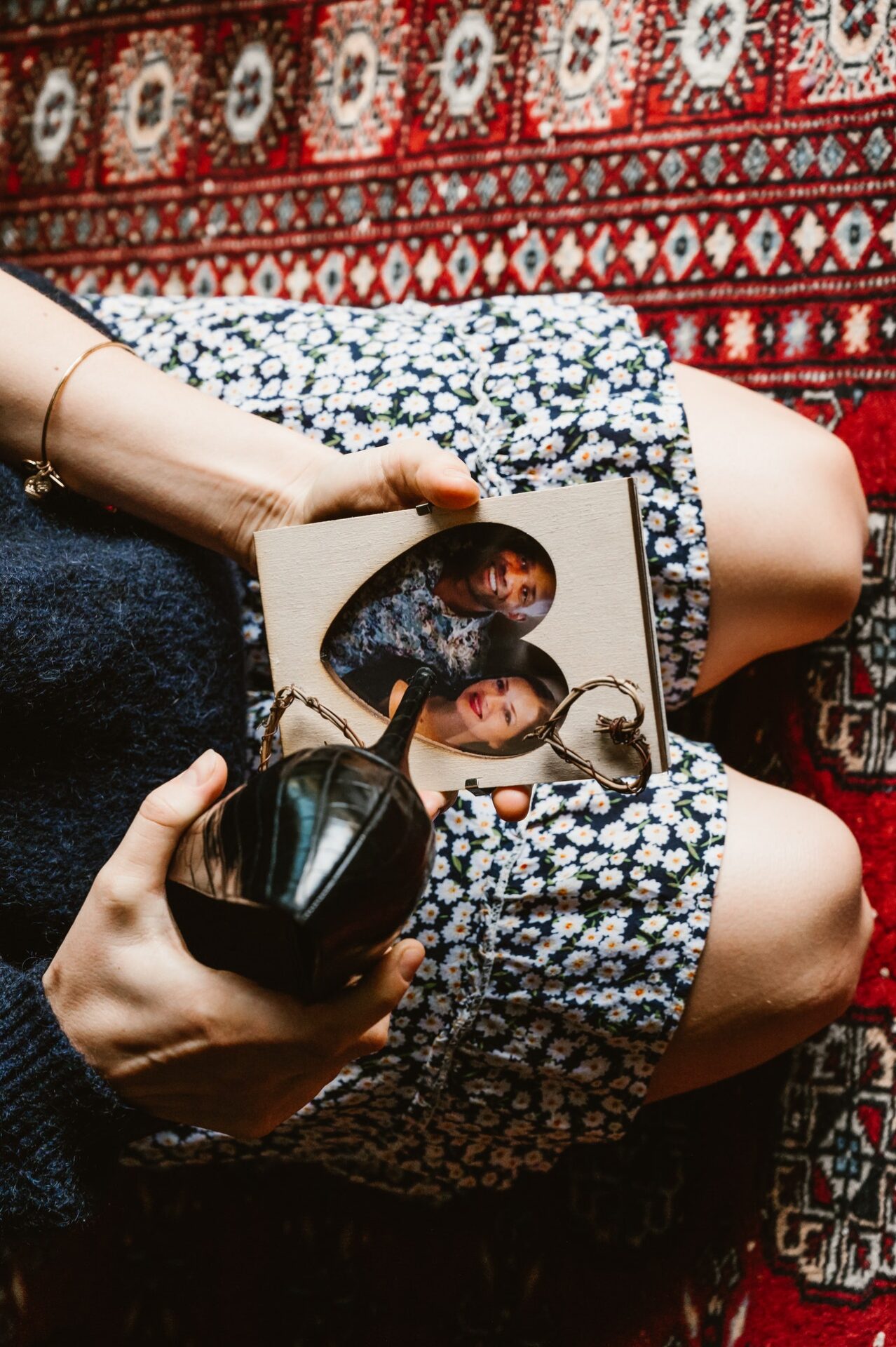 девушка разбивает фото