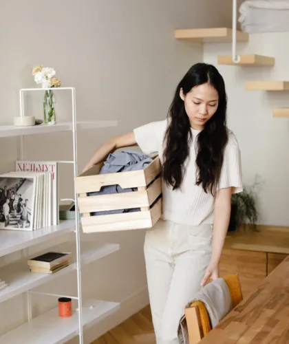 девушка собирает вещи парня