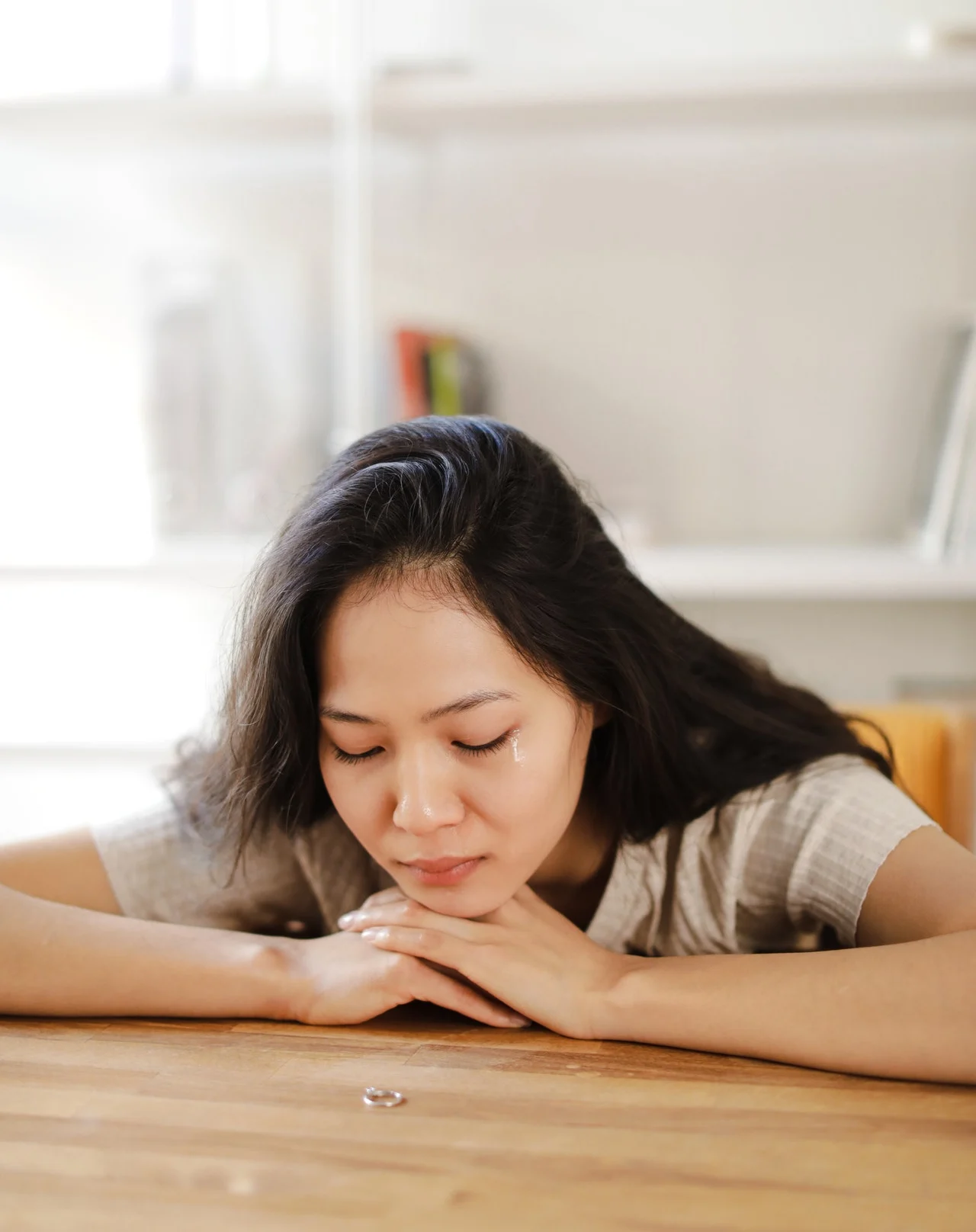 грустная девушка с кольцом