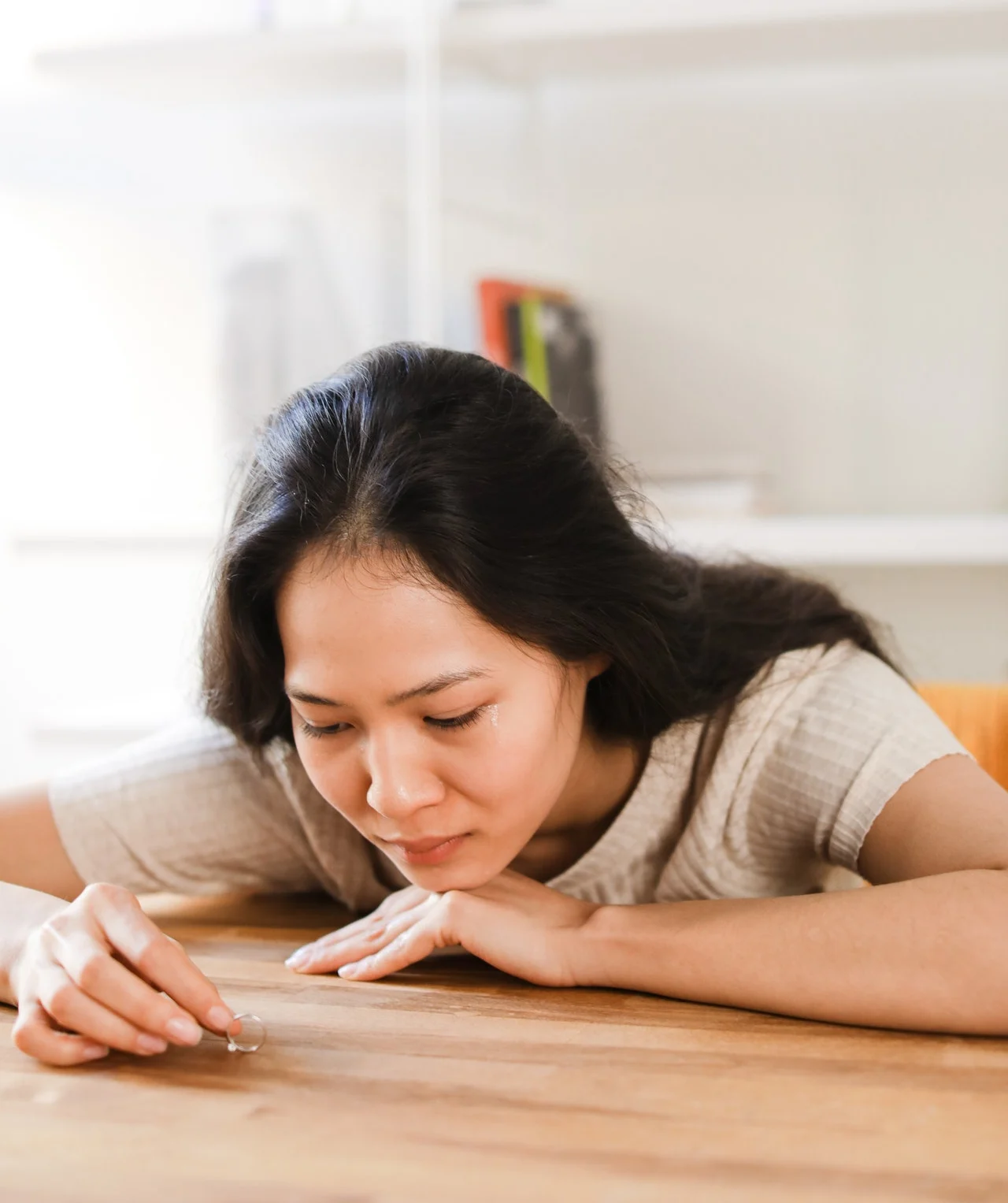 девушка плачет