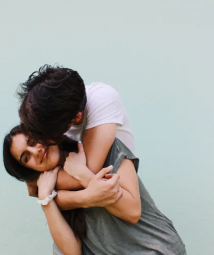 пара обнимается