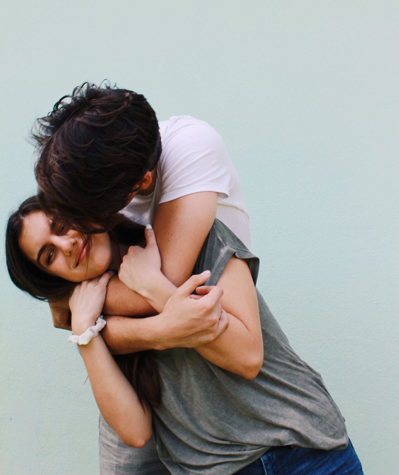 парень обнимает девушку