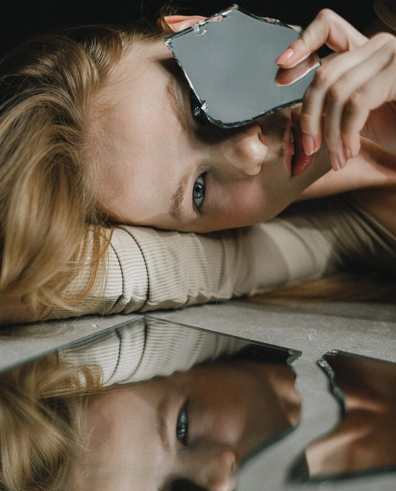 девушка с кусочком стекла