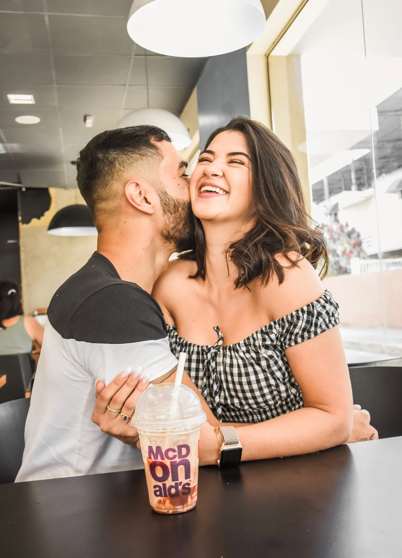 пара в кафе