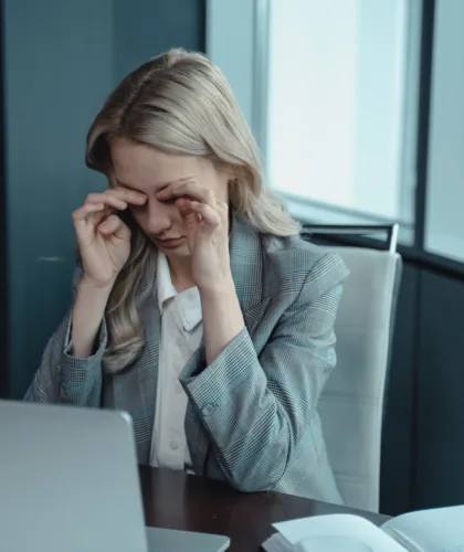 девушка за ноутбуком