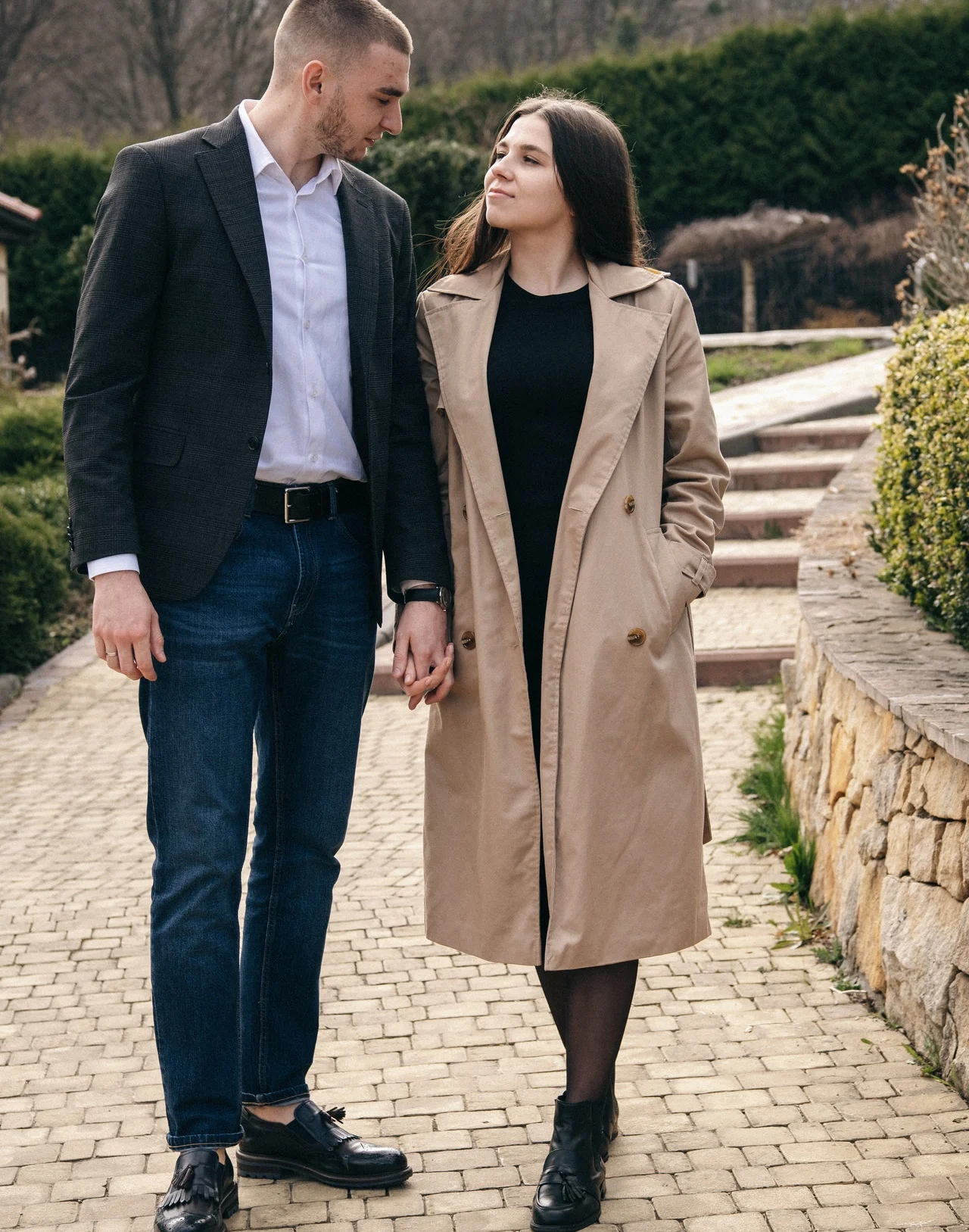 пара на прогулке