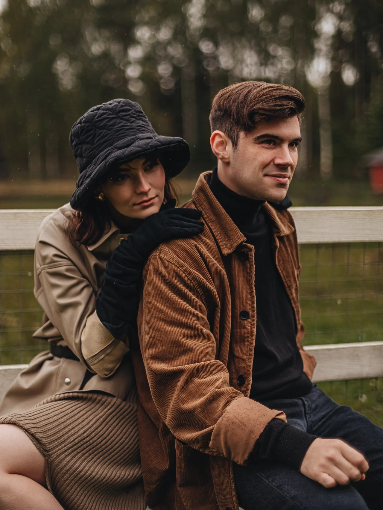 пара на лавочке